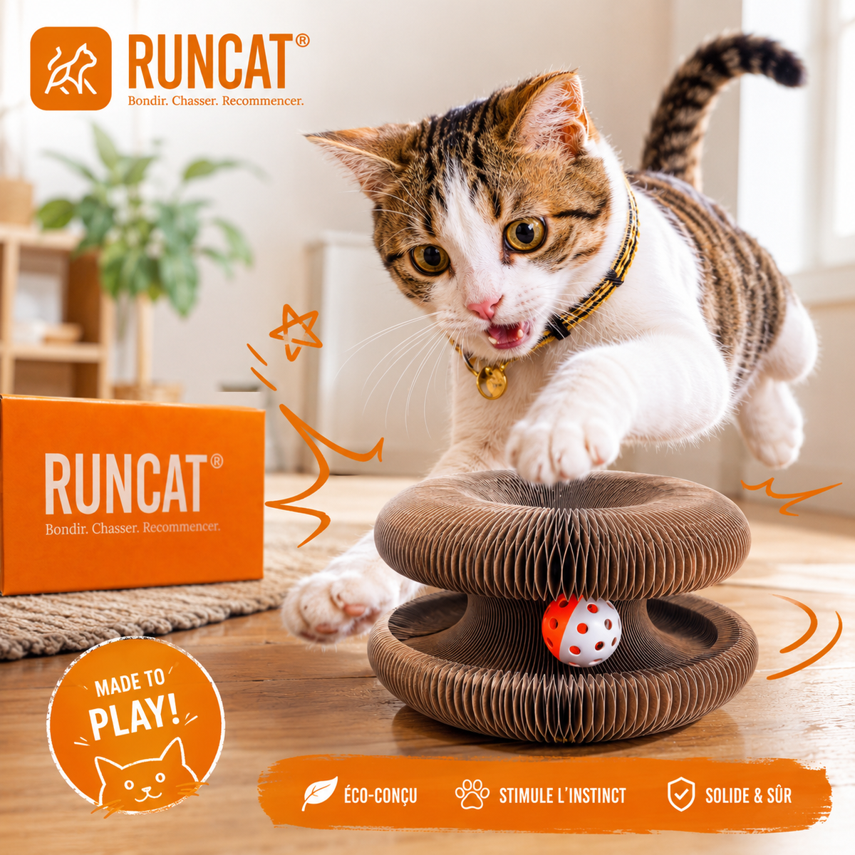 Chat jouant sur son griffoir en carton RUNCAT au lieu de griffer le canapé